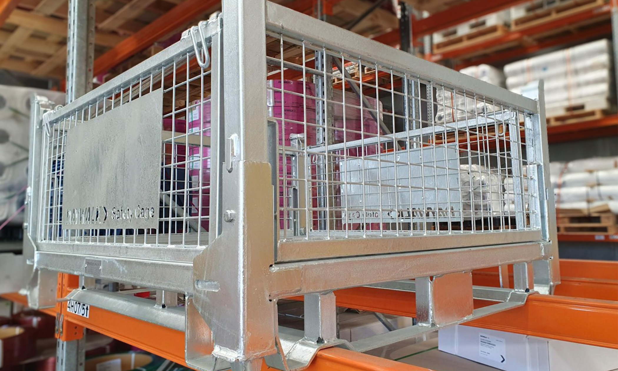 DAYWALK full mesh cage on pallet racking in warehouse